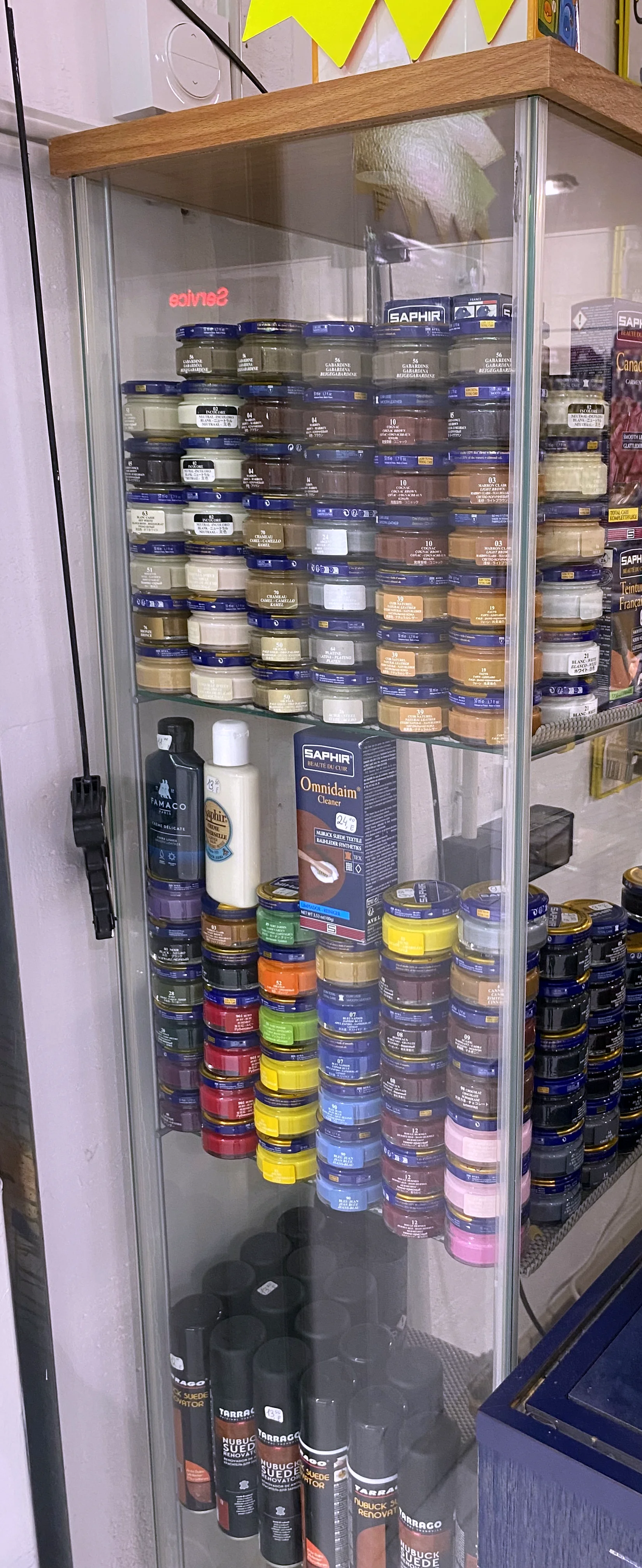 Vitrine de produits de cordonnerie Saphir
